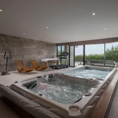 Luxury Pool & Miracle - Happy