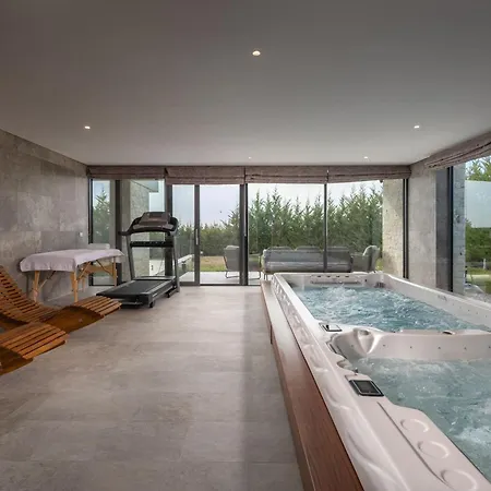 Luxury Pool & Miracle - Happy