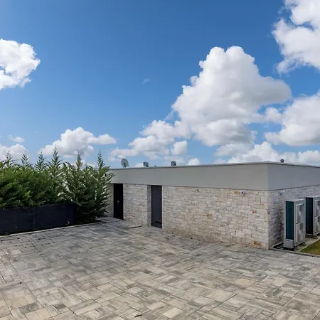 Luxury Pool & Miracle Vila